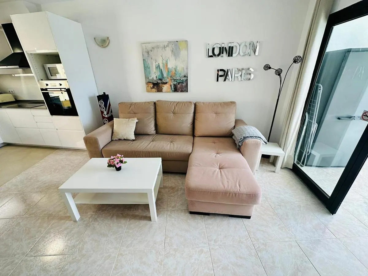 Ocean Front Cozy 2 Bedroom, 3 Beds Spacious- Netflix, Pool, Beach Lift & Fast Wifi 플라야 델 잉글스
