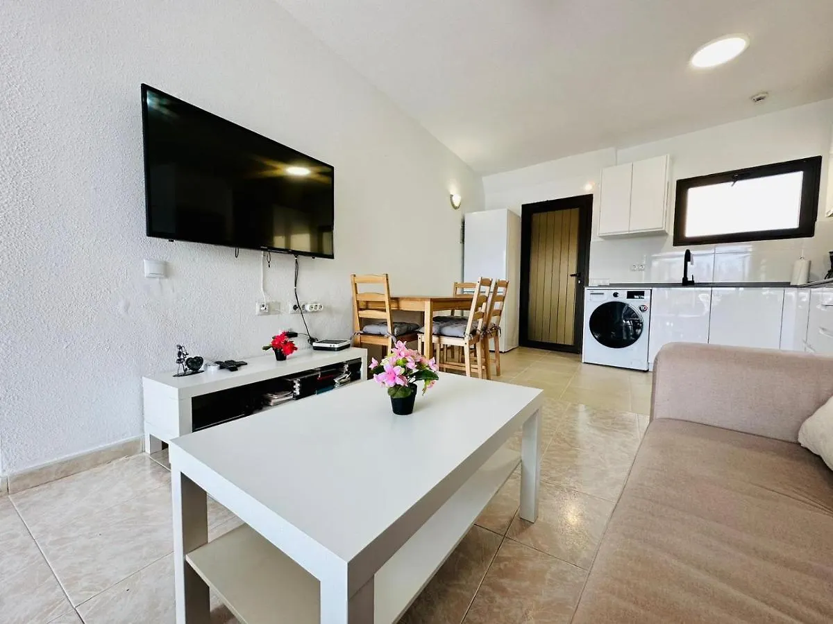 Ocean Front Cozy 2 Bedroom, 3 Beds Spacious- Netflix, Pool, Beach Lift & Fast Wifi Playa del Ingles