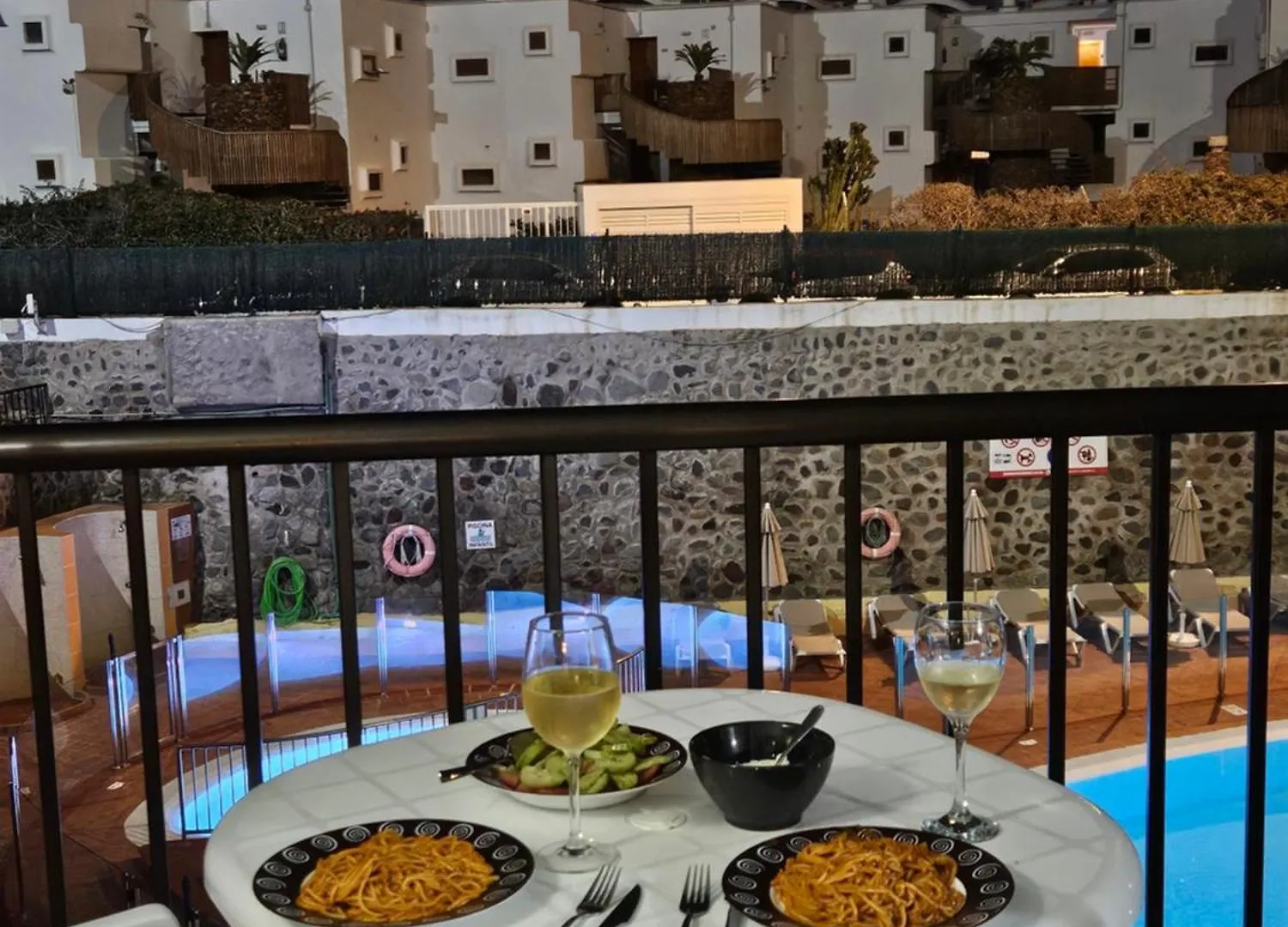 Ocean Front Cozy 2 Bedroom, 3 Beds Spacious- Netflix, Pool, Beach Lift & Fast Wifi Playa del Ingles  Spain